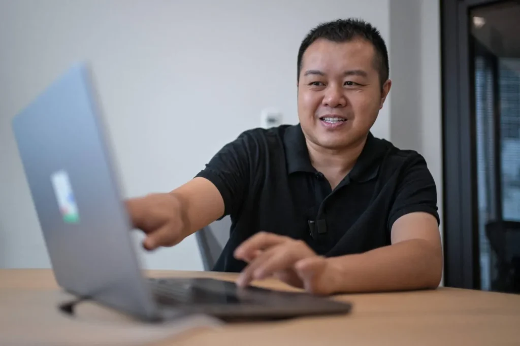 sakana ai chce nauczyc modele jezykowe zapominac kontekst i to jest komplement