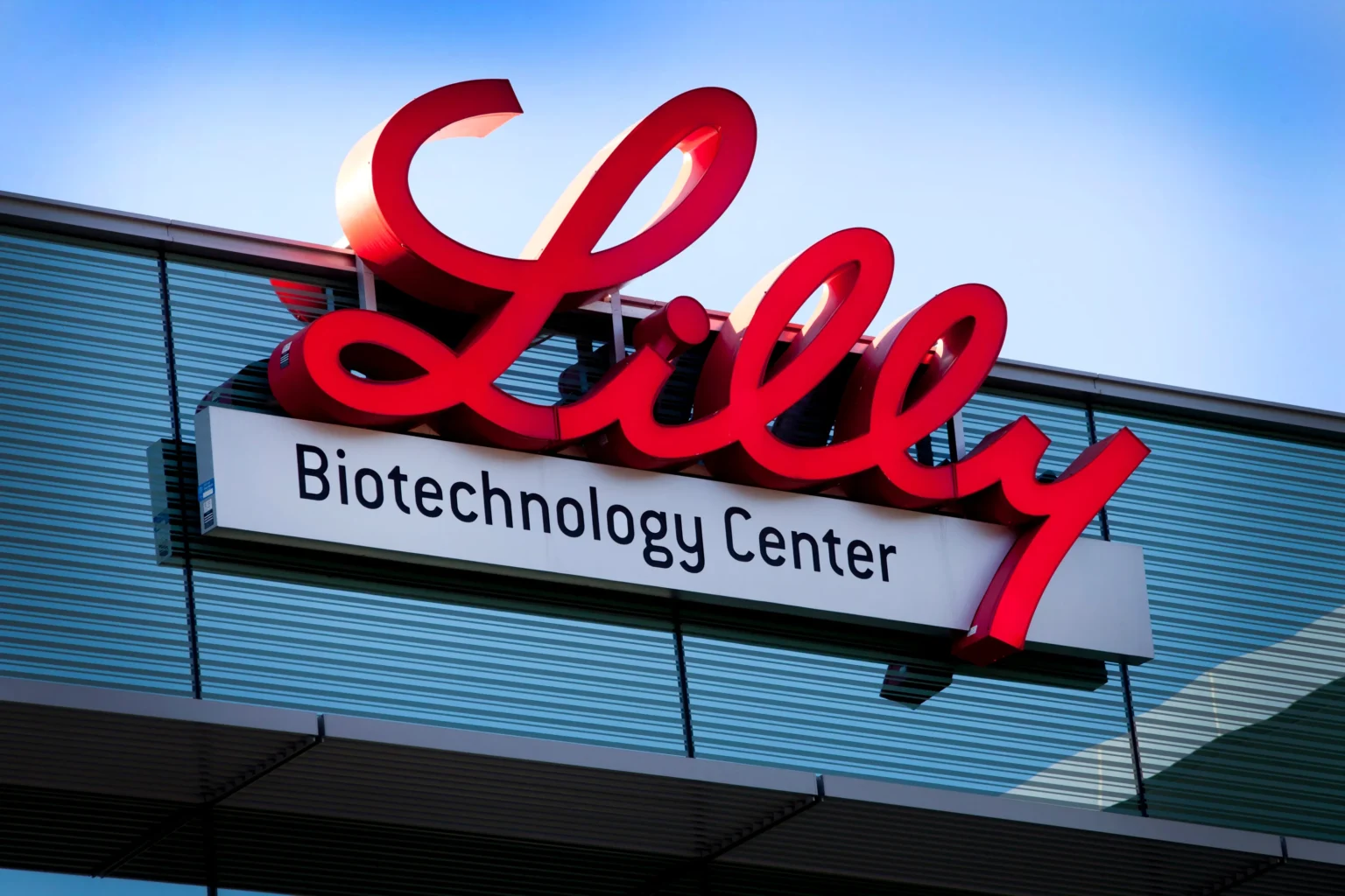 Eli Lilly i Insilico Medicine: 2,75 miliarda dolarów na leki odkryte przez AI eli lilly i insilico medicine 275 miliarda dolarow na leki odkryte przez ai