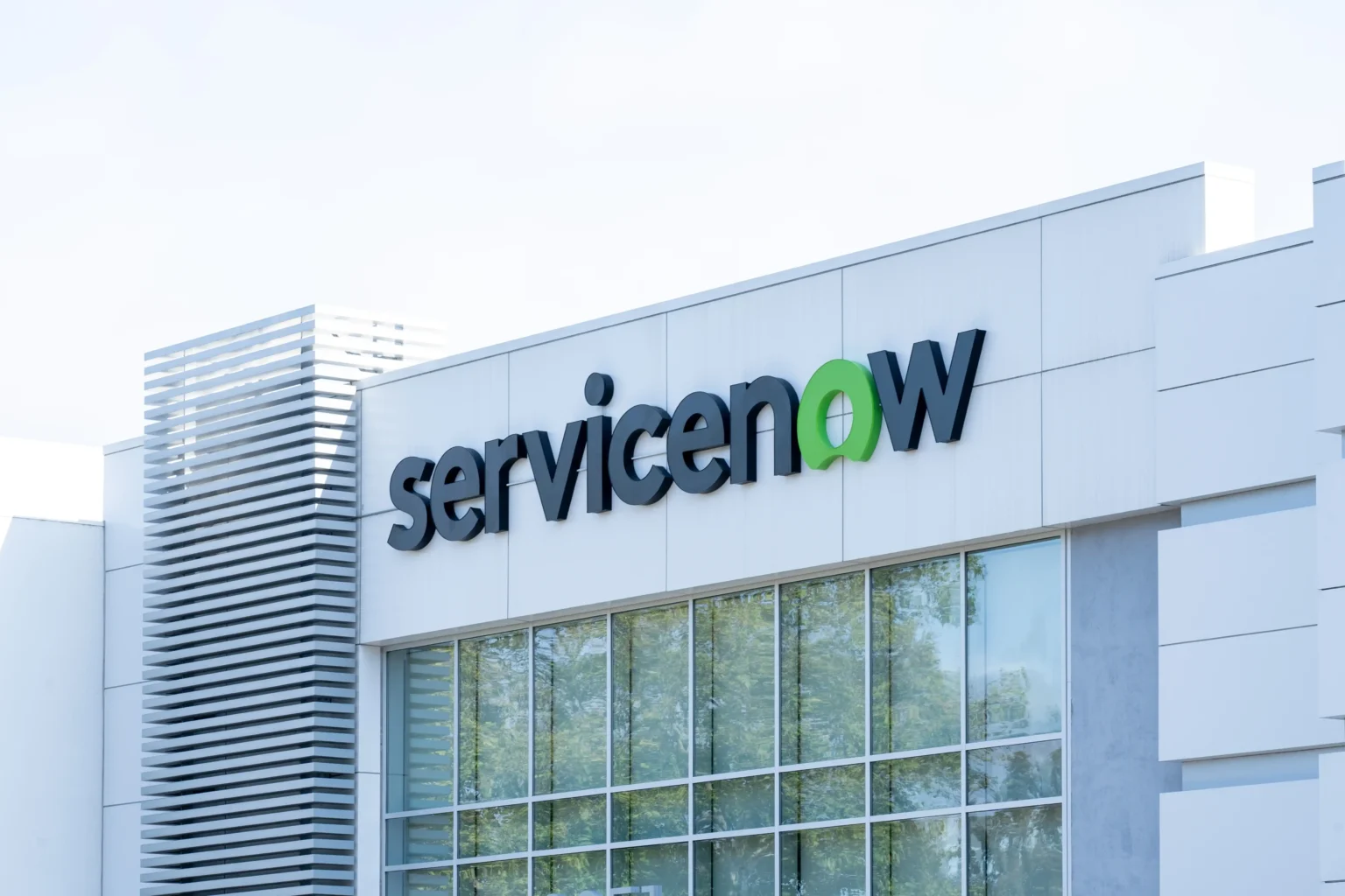 servicenow prezentuje eva nowy standard oceny glosowych agentow ai