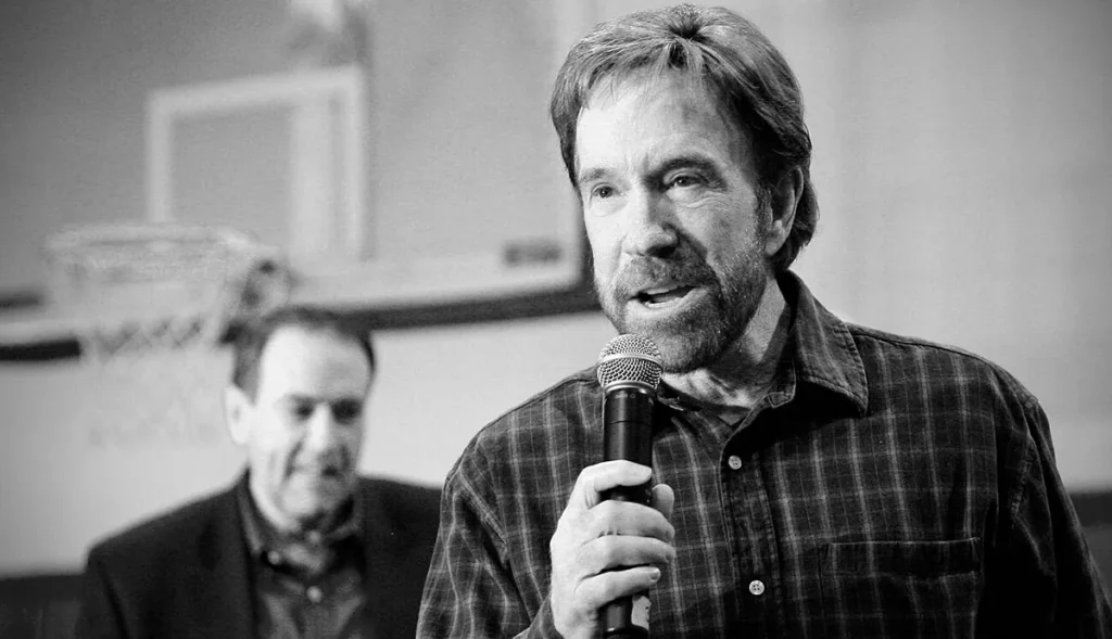 chuck norris rodzina ostrzega przed falszywymi postami ai