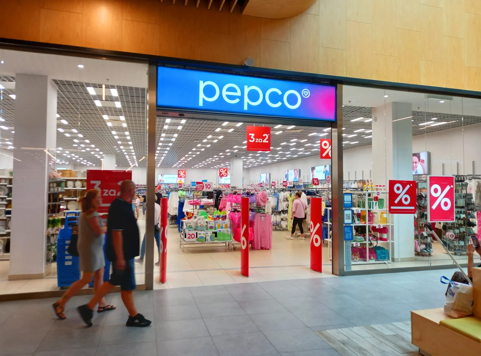 Kiedy grafika AI trafia na dziecięce koszulki, internauci nie milczą. Pepco znów w ogniu krytyki