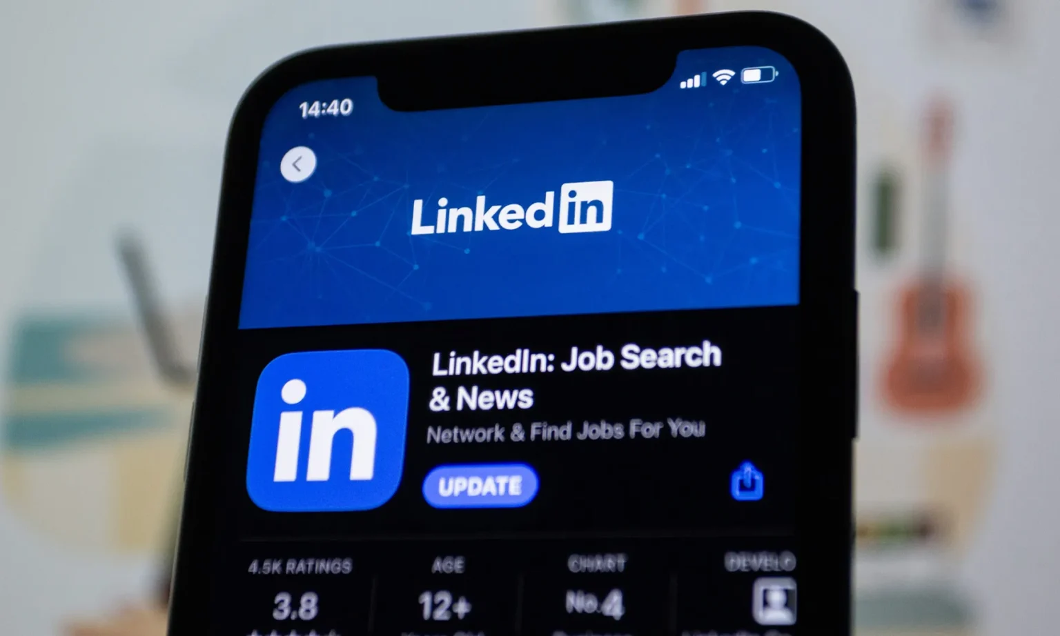 LinkedIn wypowiada wojnę „AI slop”. Platforma, która sama nauczyła użytkowników generowania treści, teraz chce ich z tego oduczyć