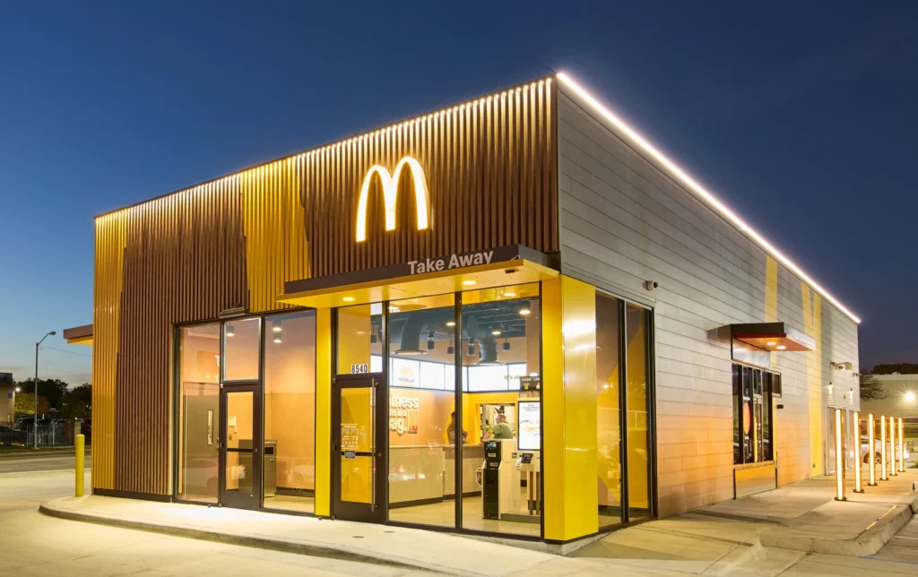 mcdonalds testuje glosowe ai w drive thru po wtopie z ibm czas na druga szanse z google