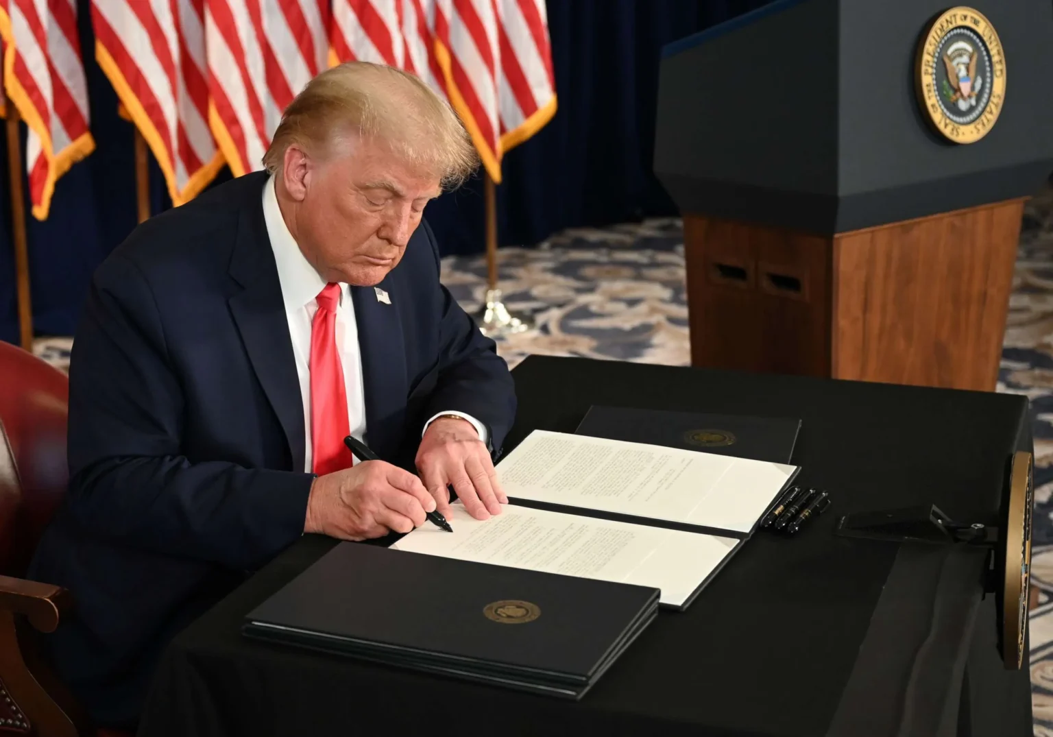 rzad usa chce zajrzec do modeli ai przed premiera trump podpisal rozporzadzenie ktore zmienia zasady gry