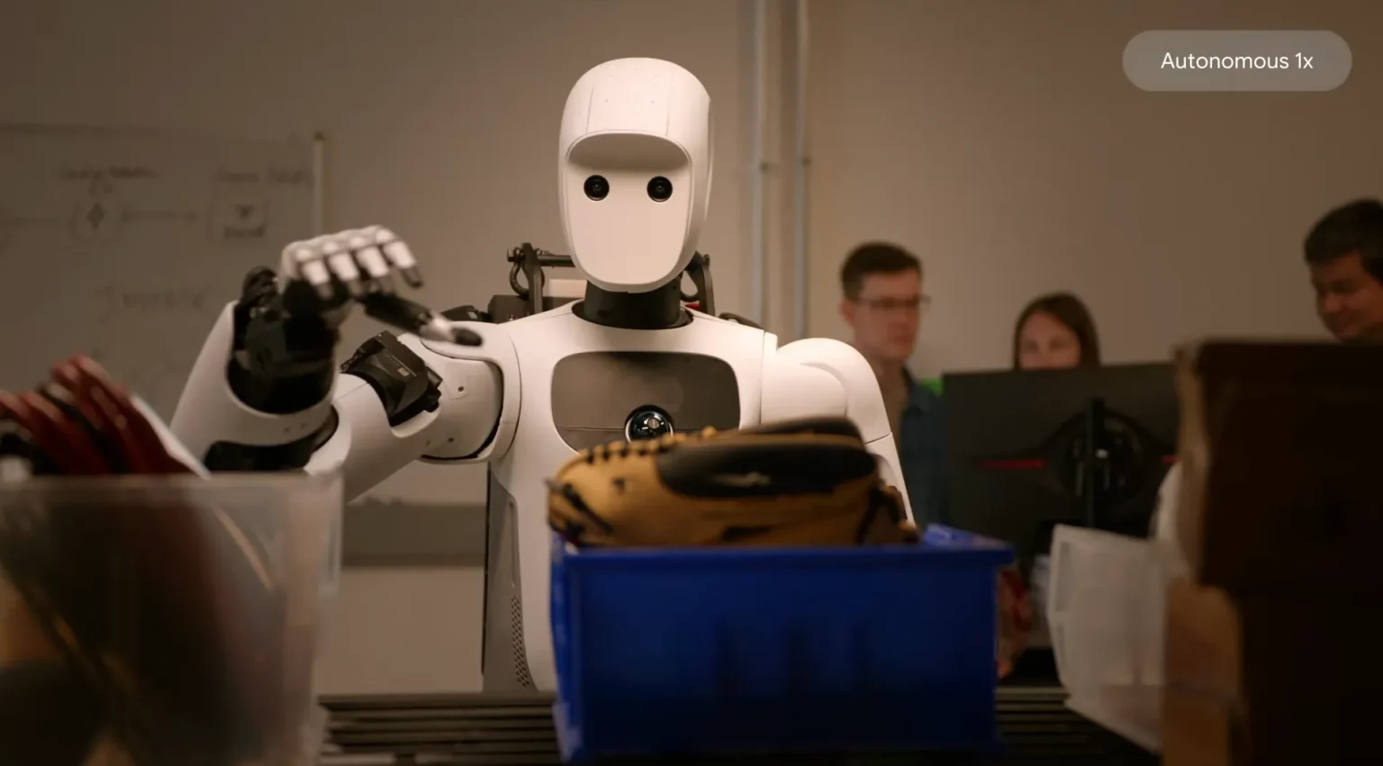 Gemini Robotics 2 steruje humanoidem Apollo 2 od stóp po palce. Wkręcenie żarówki wychodzi jednak tylko w 36 procentach prób Gemini Robotics 2 steruje humanoidem Apollo 2 od stóp po palce. Wkręcenie żarówki wychodzi jednak tylko w 36 procentach prób