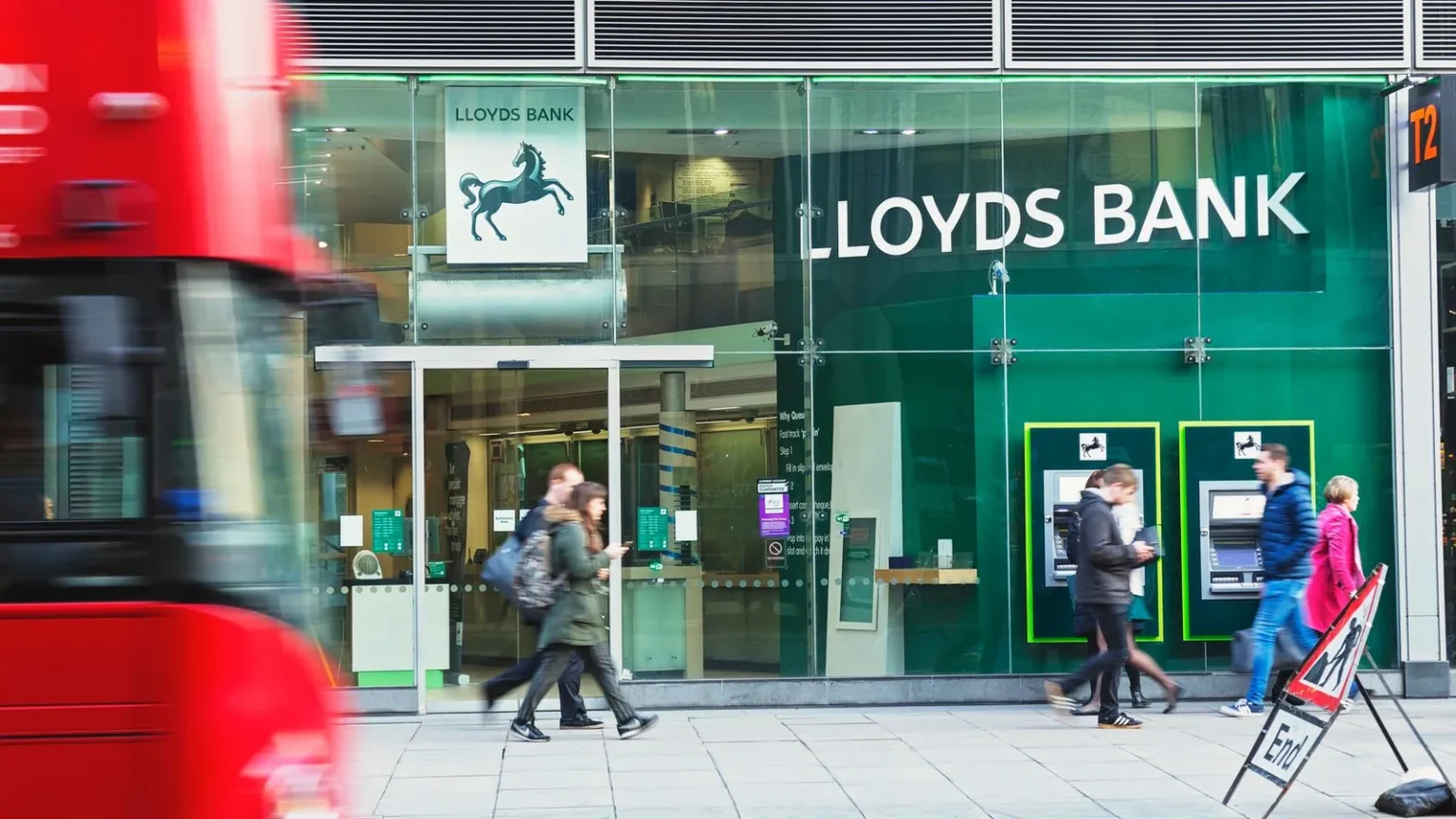 Lloyds tnie koszty o 2 mld funtów. Strategia Accelerate 2030 stawia na agentową AI Lloyds tnie koszty o 2 mld funtów. Strategia Accelerate 2030 stawia na agentową AI