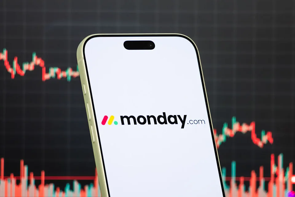 monday.com tnie 630 etatów i przestawia całą firmę na agentów AI monday com tnie 630 etatow i przestawia cala firme na agentow ai