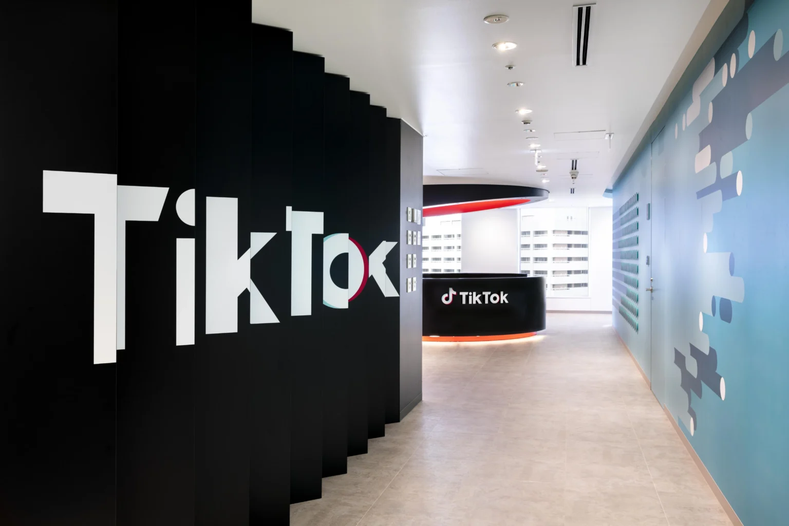 TikTok zwalnia moderatorów i stawia wszystko na AI. Skala redukcji zaskakuje nawet branżę tiktok zwalnia moderatorow i stawia wszystko na ai skala redukcji zaskakuje nawet branze