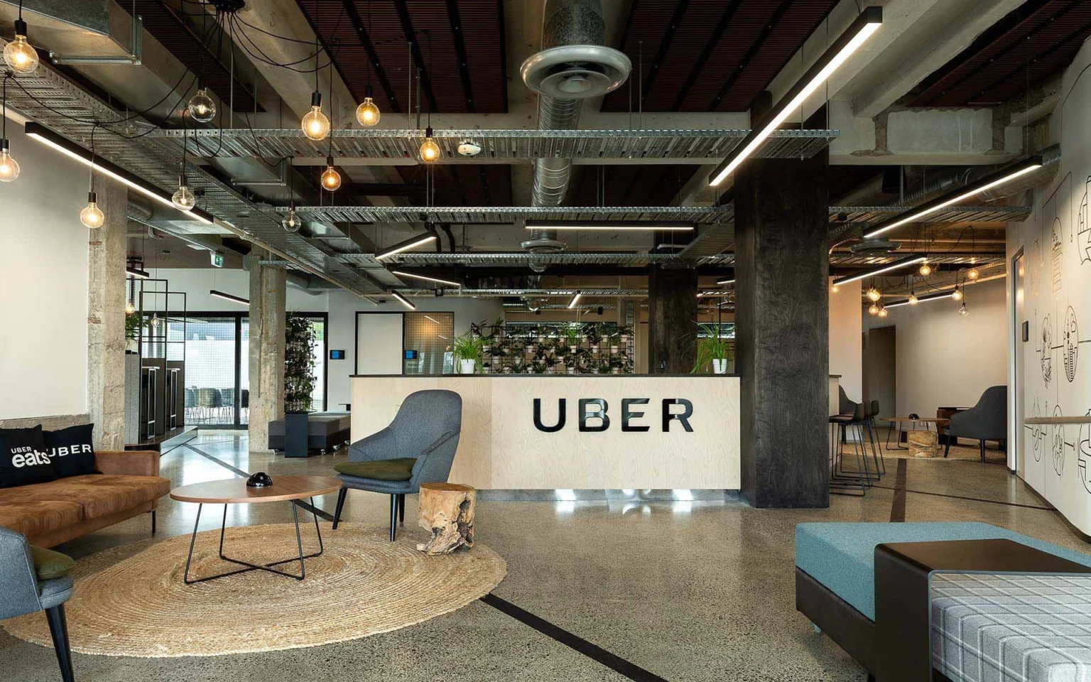 Uber tnie 10 proc. obsługi klienta i po raz pierwszy wskazuje palcem na AI. Gartner: połowa takich firm zatrudni tych ludzi z powrotem
