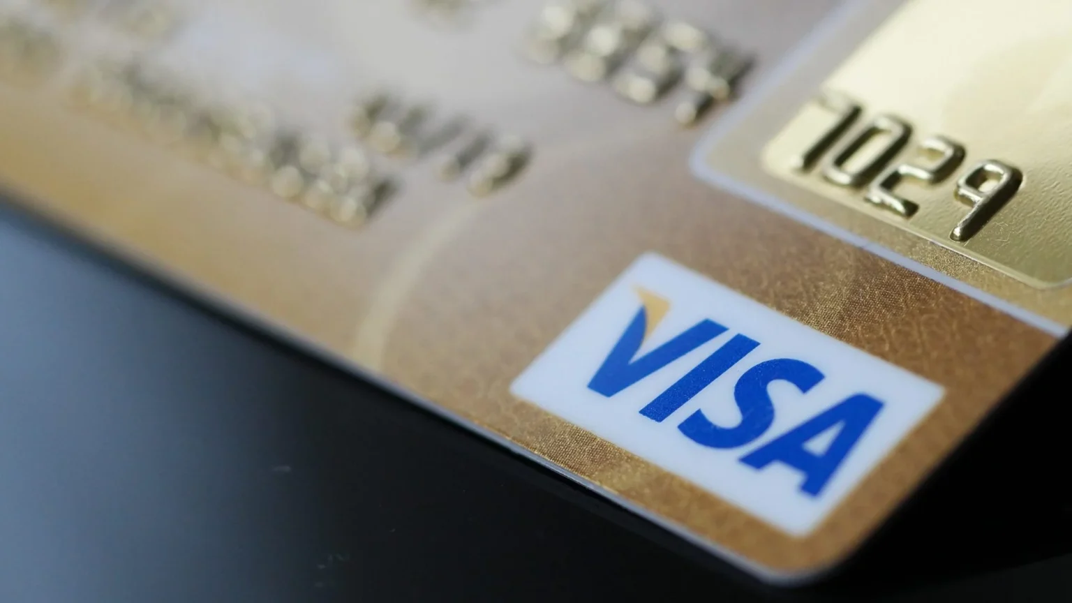 Visa tnie 2600 etatów i wskazuje na AI. Tego samego dnia ogłosiła przychody wyższe o 14 procent