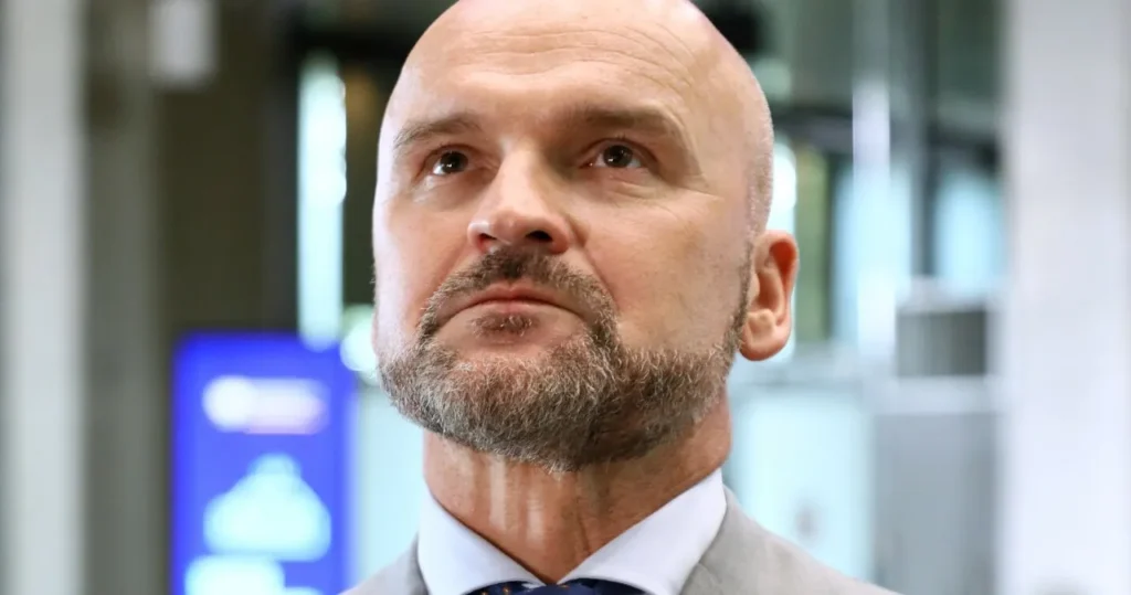 Brzoska i twórcy Bielika uruchamiają ScamWatch. Rój agentów AI ma mierzyć, jak długo Meta trzyma reklamy oszustów