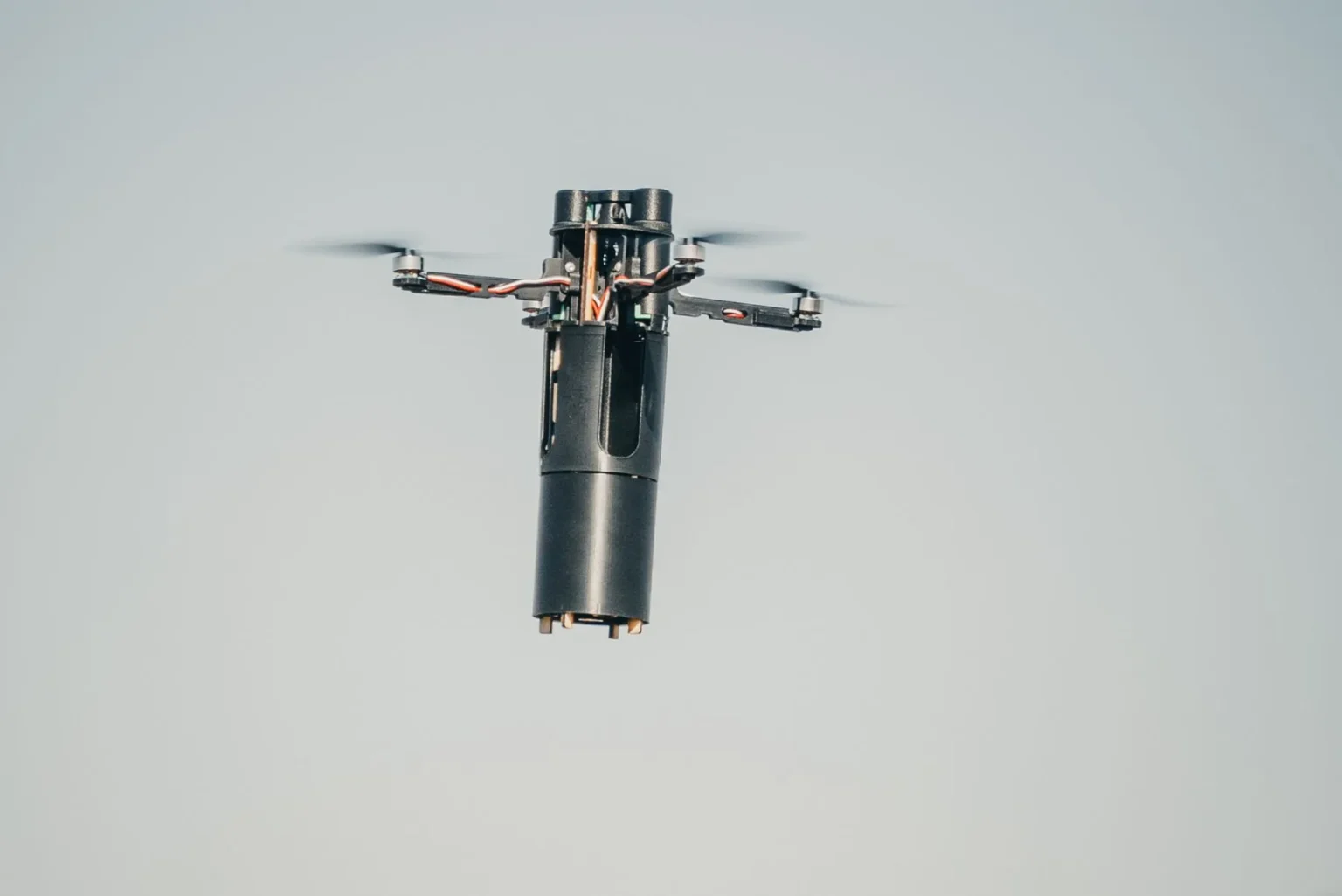 Fundusz CIA wchodzi w krakowski DefendEye. Dron Overwatch startuje z tuby w dziesięć sekund