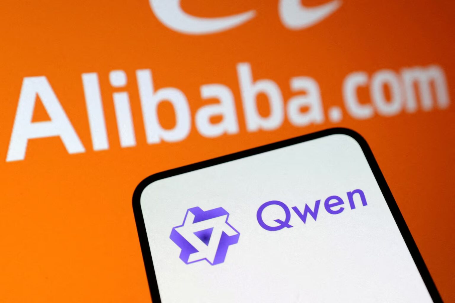 Qwen od Alibaby ma 3 miliardy pobrań. Google zebrał w tym roku 418 milionów, Meta 227 milionów