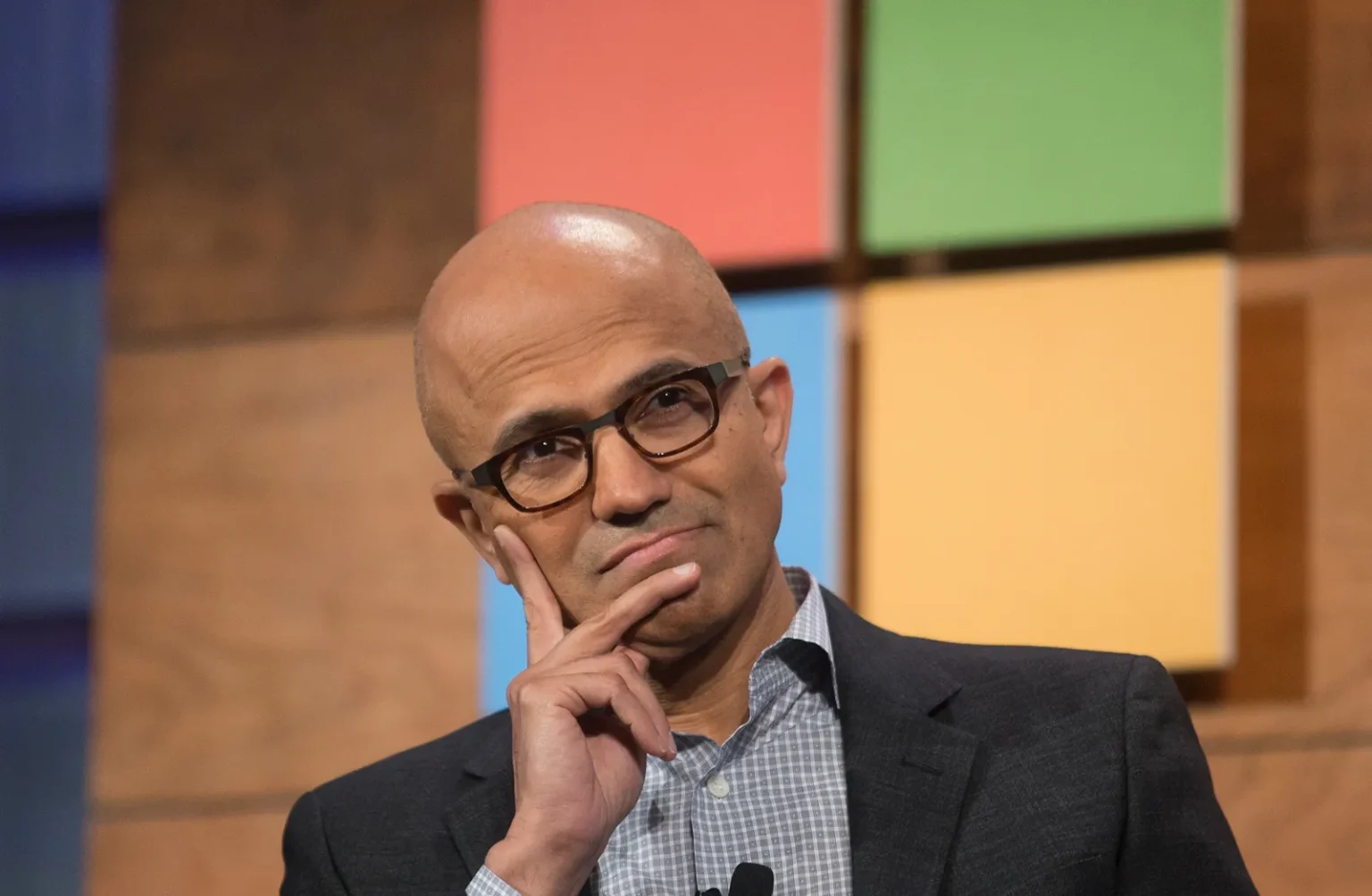 Satya Nadella ostrzega firmy: kto oddaje myślenie modelom AI, przestanie być firmą Satya Nadella ostrzega firmy: kto oddaje myślenie modelom AI, przestanie być firmą