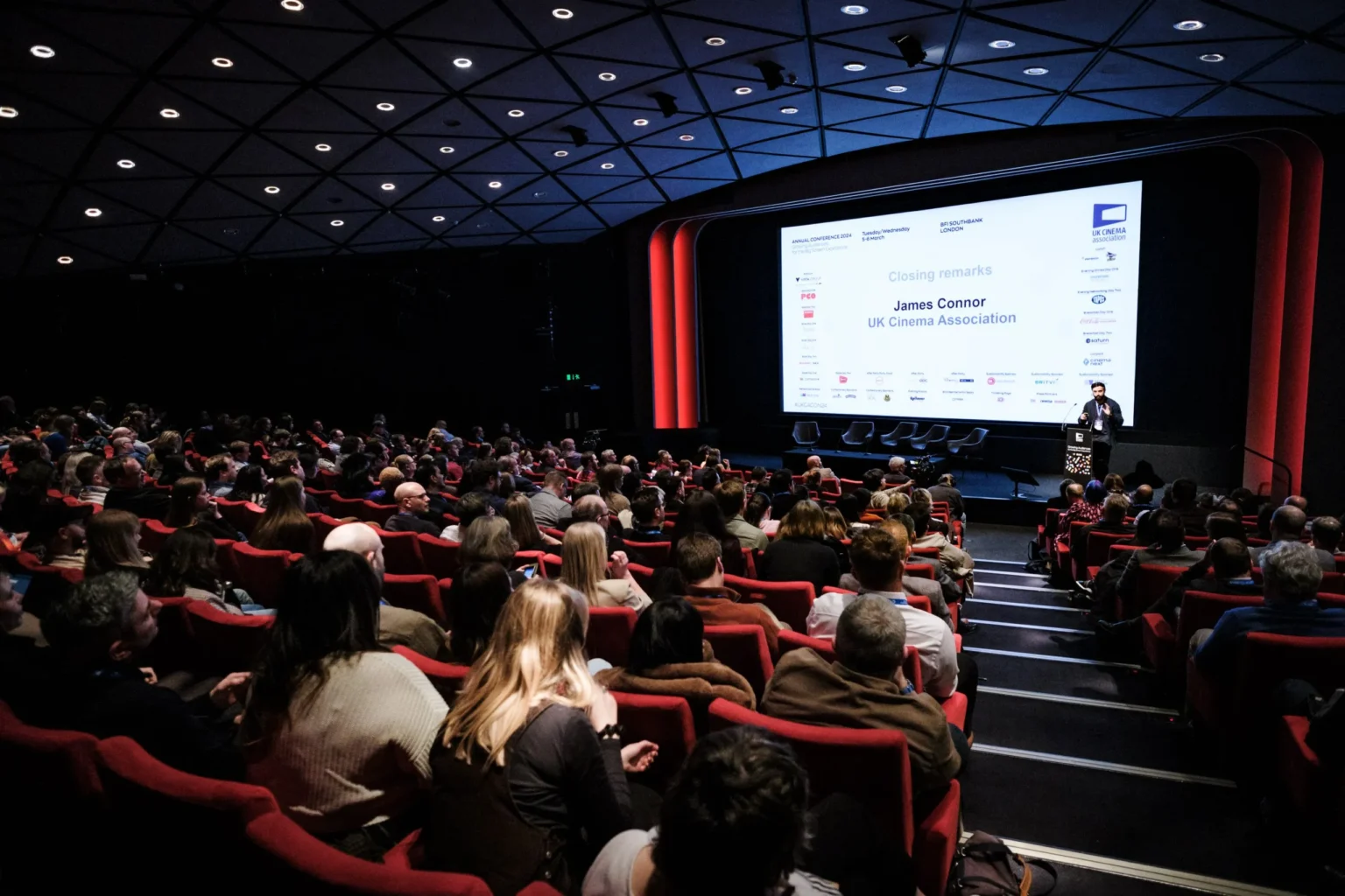 UK Cinema Association ogranicza okulary Meta w kinach. W 2025 roku personel przerwał 121 prób nagrywania filmów