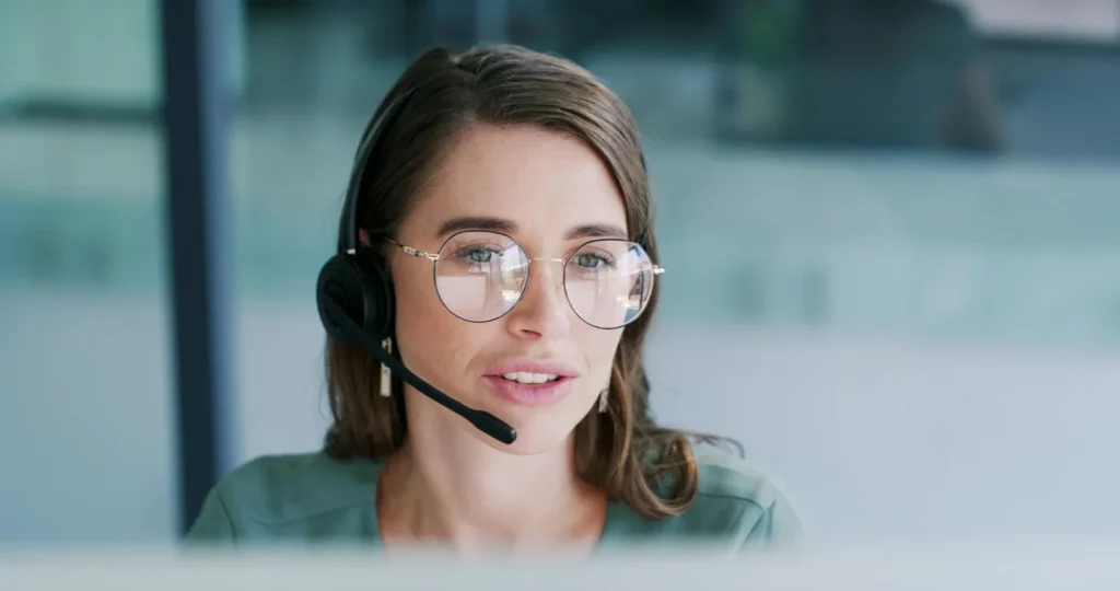 83 proc. polskich contact center oszczędza dzięki AI, ale tylko 23 proc. widzi lepszą obsługę. Raport EY-Parthenon i PSMB
