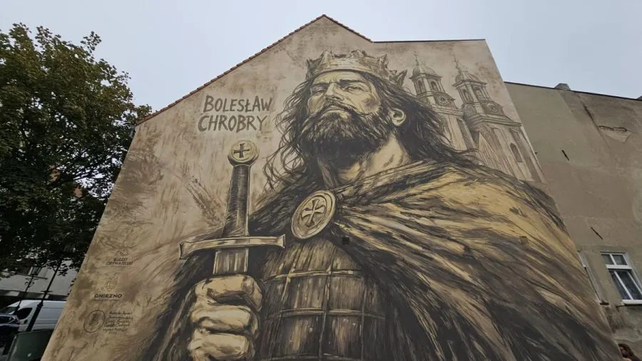 Chrobry trzyma miecz za ostrze. Ukończony mural w Gnieźnie na nowo rozpala spór o sztuczną inteligencję 9 Chrobry trzyma miecz za ostrze. Ukończony mural w Gnieźnie na nowo rozpala spór o sztuczną inteligencję