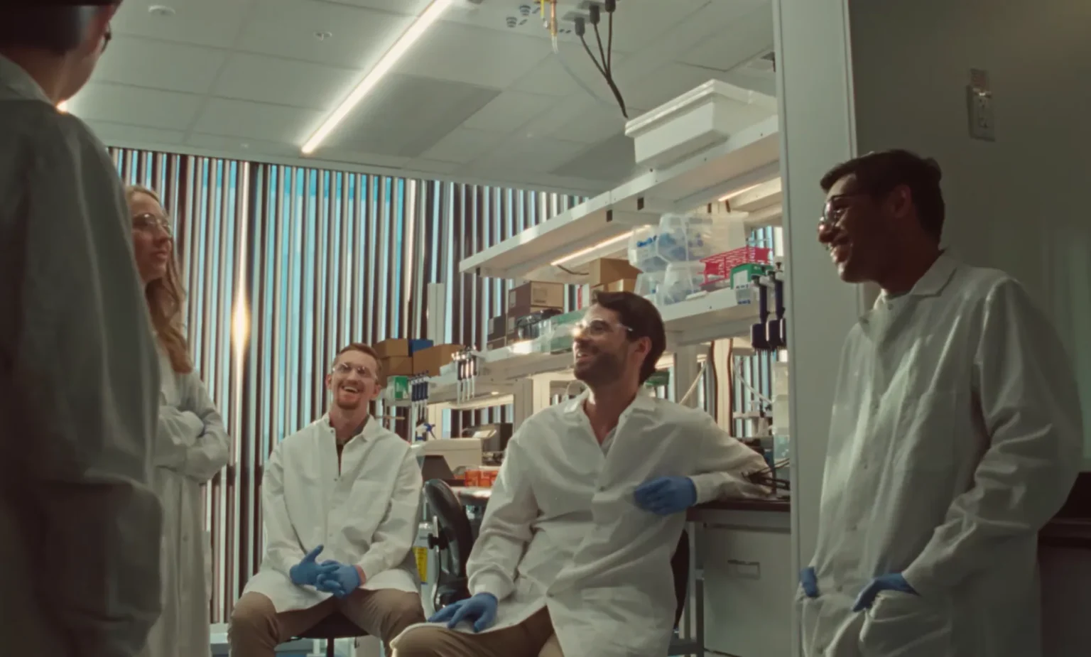 Claude odkrył w DNA bakteriofagów nieznany system enzymów podobny do CRISPR. To pierwszy wynik nowego laboratorium Anthropic