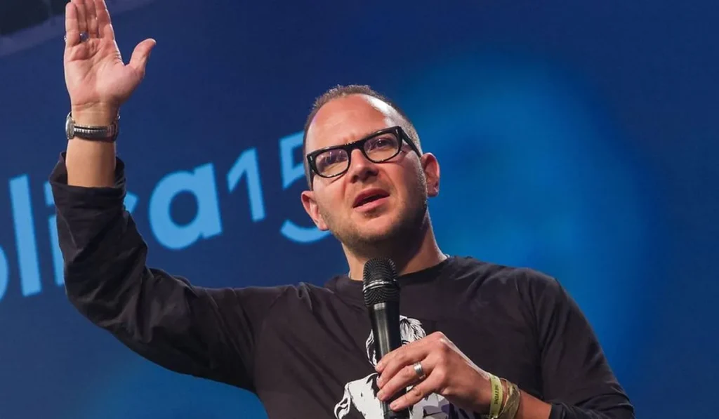 Cory Doctorow: bańkę AI trzeba przebić, a Europa musi uciec od Microsoftu