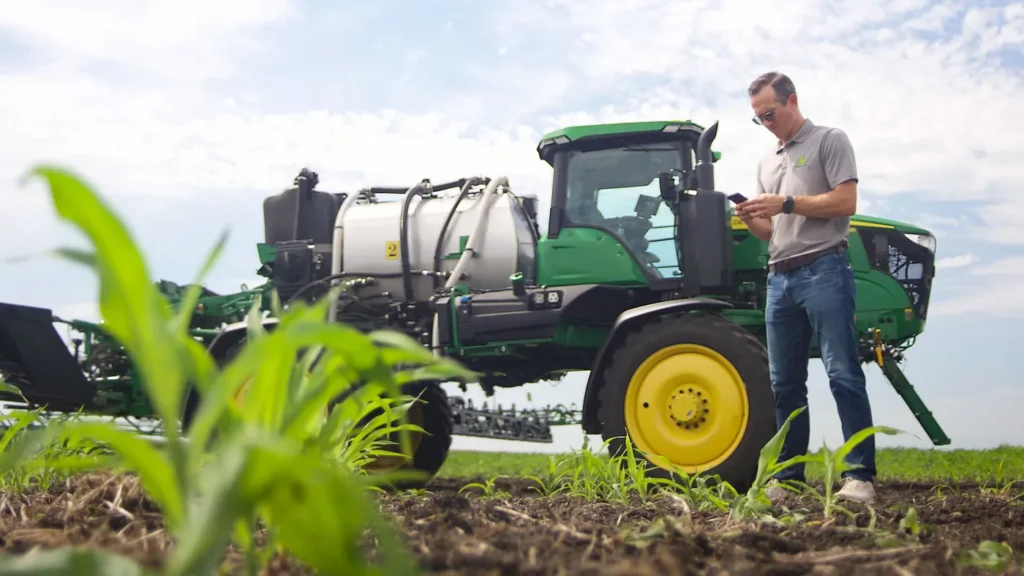 John Deere uruchamia asystenta AI o nazwie JD. Rolnik zapyta własne dane o zużycie paliwa i termin żniw John Deere uruchamia asystenta AI o nazwie JD. Rolnik zapyta własne dane o zużycie paliwa i termin żniw