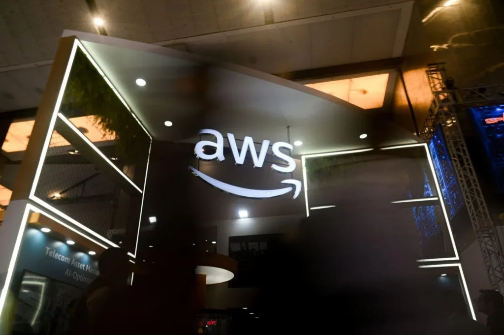 AWS ulepsza Amazon Polly. Generatywny silnik mowy dostał nowy model, 14 głosów oraz hindi i fiński AWS ulepsza Amazon Polly. Generatywny silnik mowy dostał nowy model, 14 głosów oraz hindi i fiński