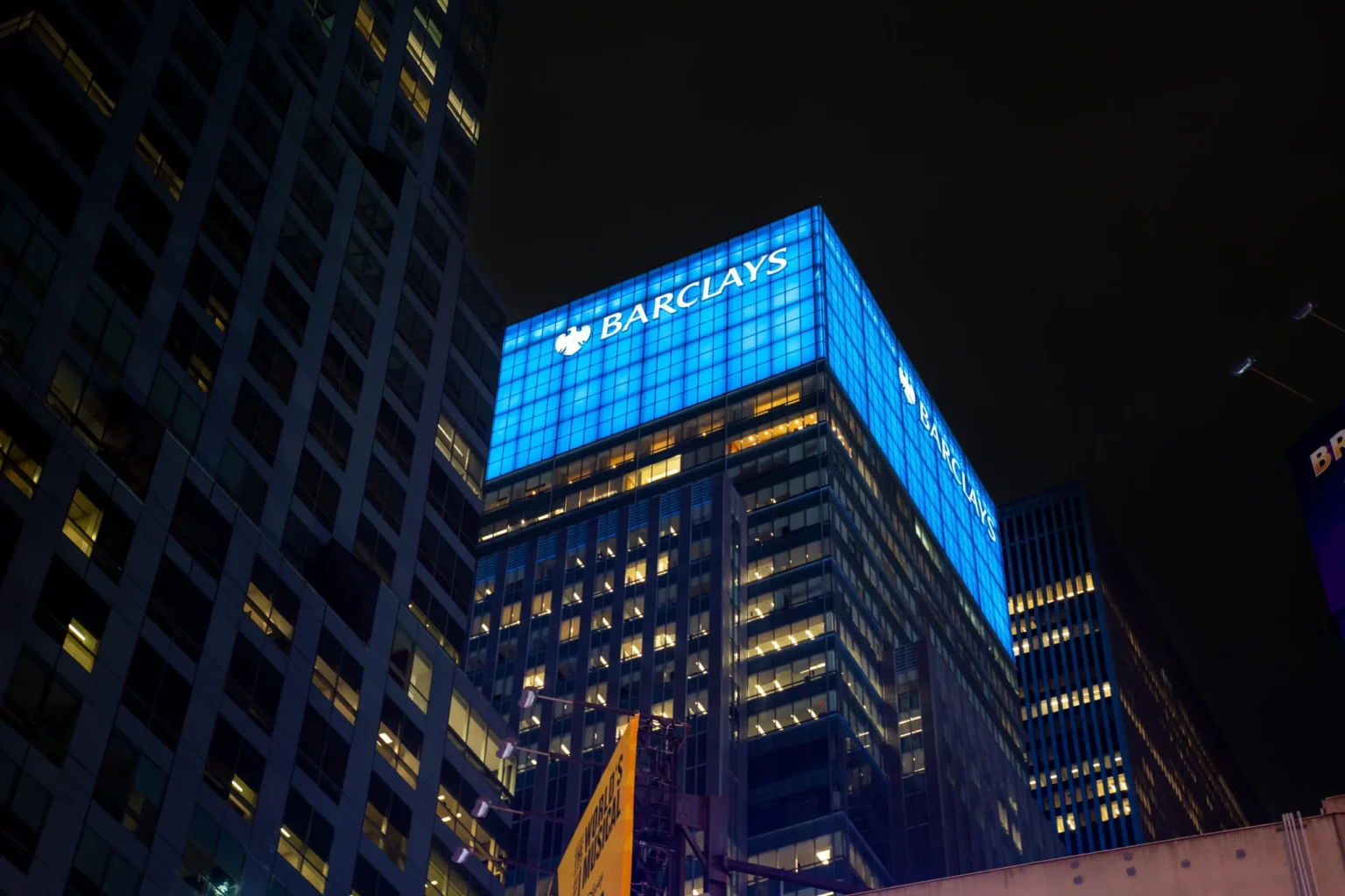 Barclays zwolni 5 tys. osób i otwarcie tłumaczy to sztuczną inteligencją. Wśród zwalnianych są programiści