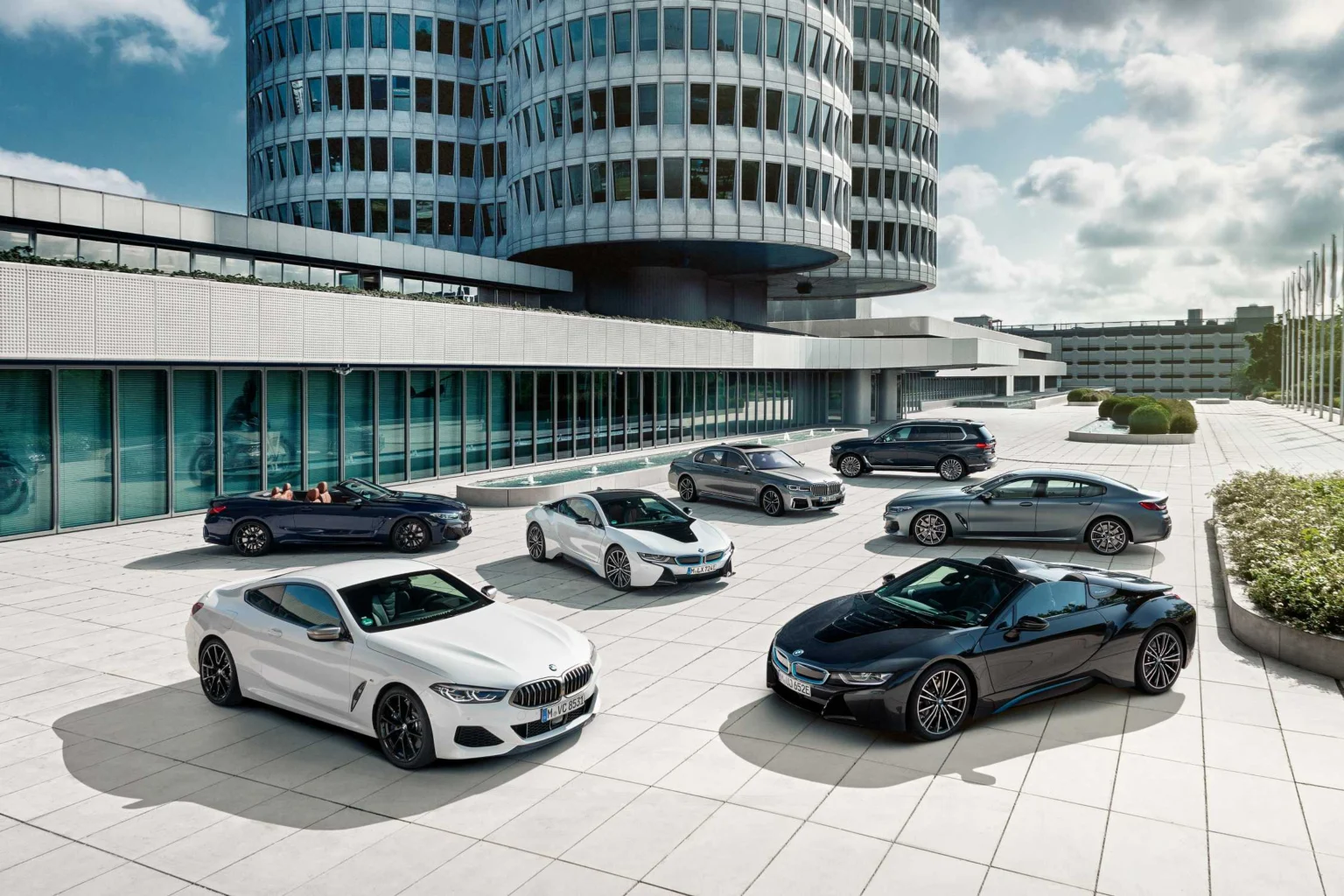 BMW do połowy 2027 r. zlikwiduje co piąte stanowisko kierownicze i oprze reorganizację na agentowej AI