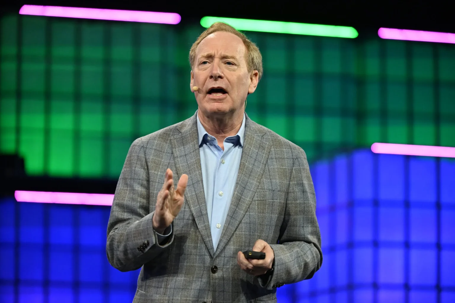 Brad Smith z Microsoftu: pralka i mleko mają więcej przepisów bezpieczeństwa niż AI. Chce globalnych reguł wbrew Trumpowi