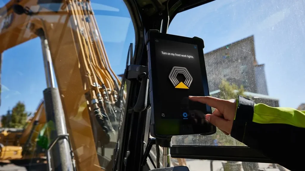 Cat AI Assistant w kabinie koparki. Caterpillar stawia na AI, która podpowiada operatorom, zamiast ich zastępować