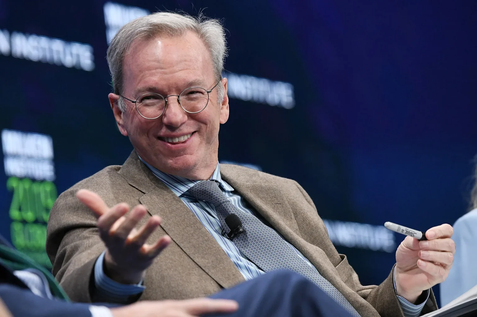 Eric Schmidt: chińska AI jest pół roku za USA, ale darmowe modele mogą jej dać zwycięstwo