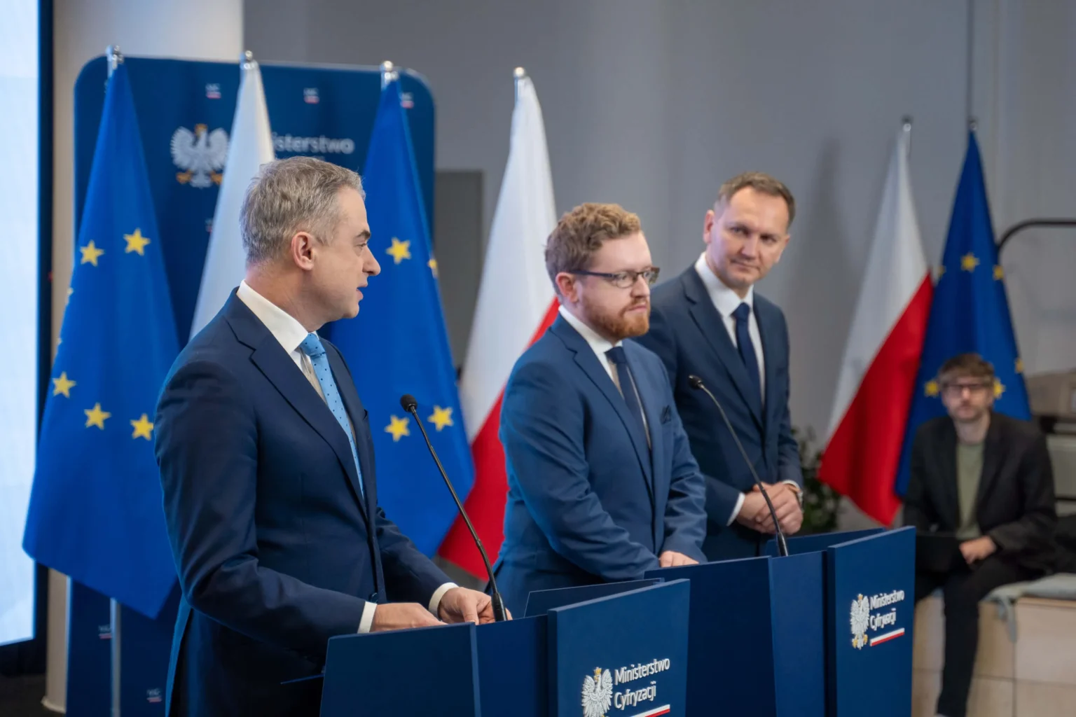 KRiBSI od dziś przyjmuje skargi na AI i może karać firmy do 35 mln euro. Polska zaczyna egzekwować AI Act KRiBSI od dziś przyjmuje skargi na AI i może karać firmy do 35 mln euro. Polska zaczyna egzekwować AI Act