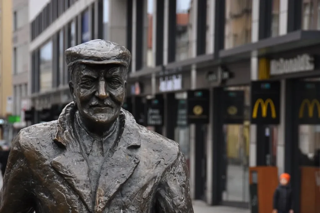 Poznań pokazał Edę, czyli AI mówiącą gwarą poznańską. Narzędzie studentów ma trafić na poznan.pl Poznań pokazał Edę, czyli AI mówiącą gwarą poznańską. Narzędzie studentów ma trafić na poznan.pl