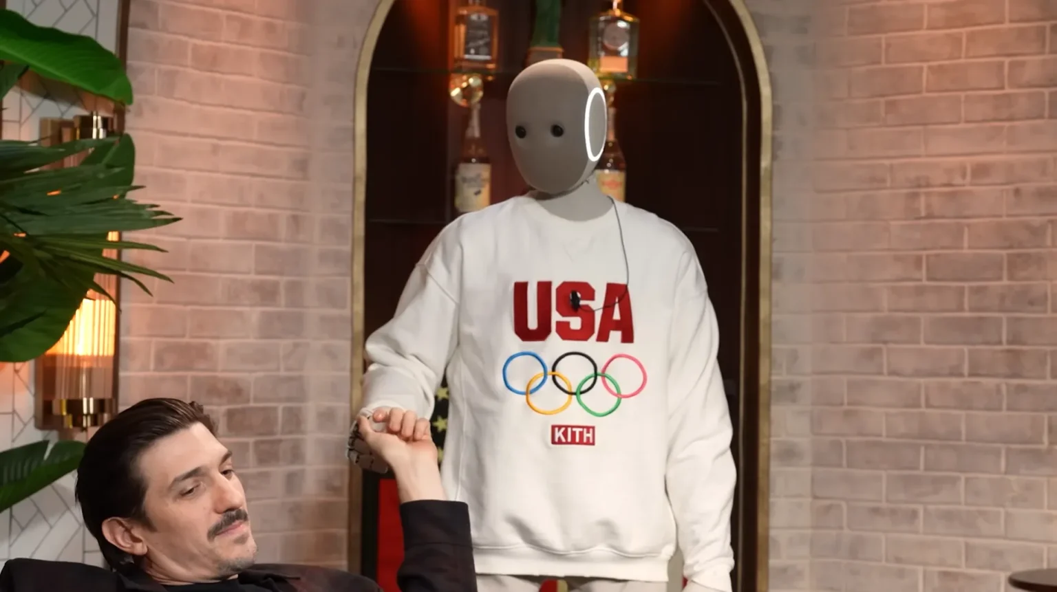 Robot NEO od 1X podawał saszetki gościom podcastu Flagrant. Do domów klientów wciąż nie trafił Robot NEO od 1X podawał saszetki gościom podcastu Flagrant. Do domów klientów wciąż nie trafił