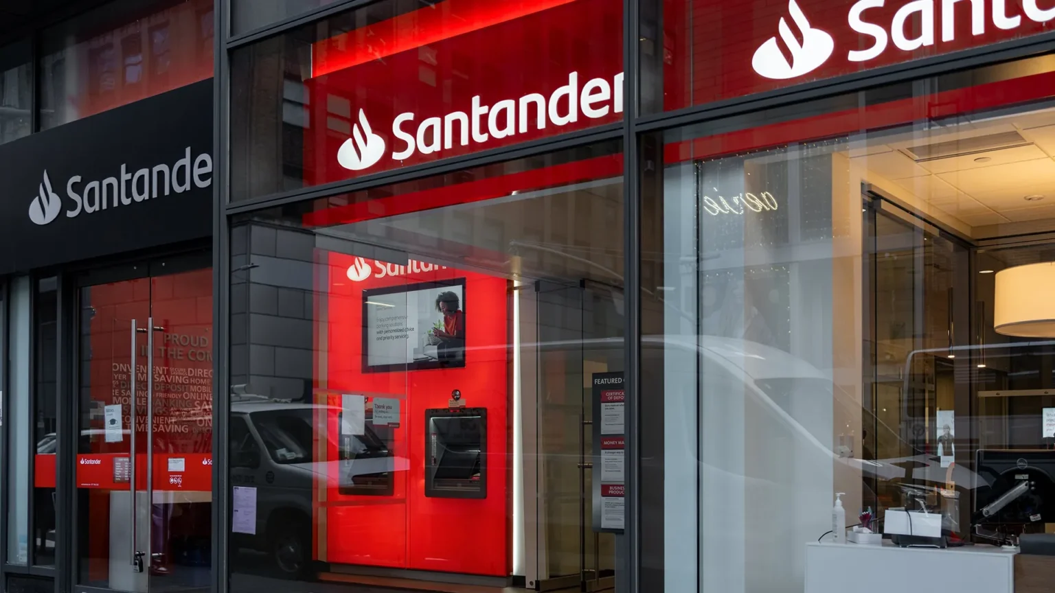 Santander obniżył koszt odpowiedzi AI z 5 euro do 3 centów. Siemens z Nvidią pokazał fabrykę w Erlangen