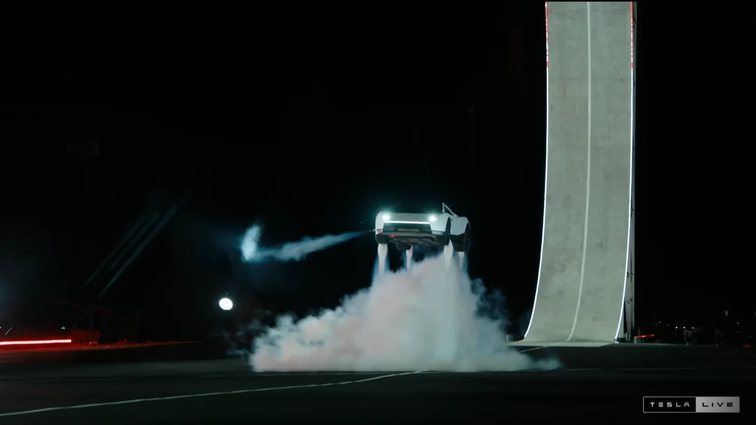 Tesla Roadster przeleciał nad rzędem aut i wylądował na kołach. Musk pokazał „latające” auto, produkcja dopiero w 2028 roku