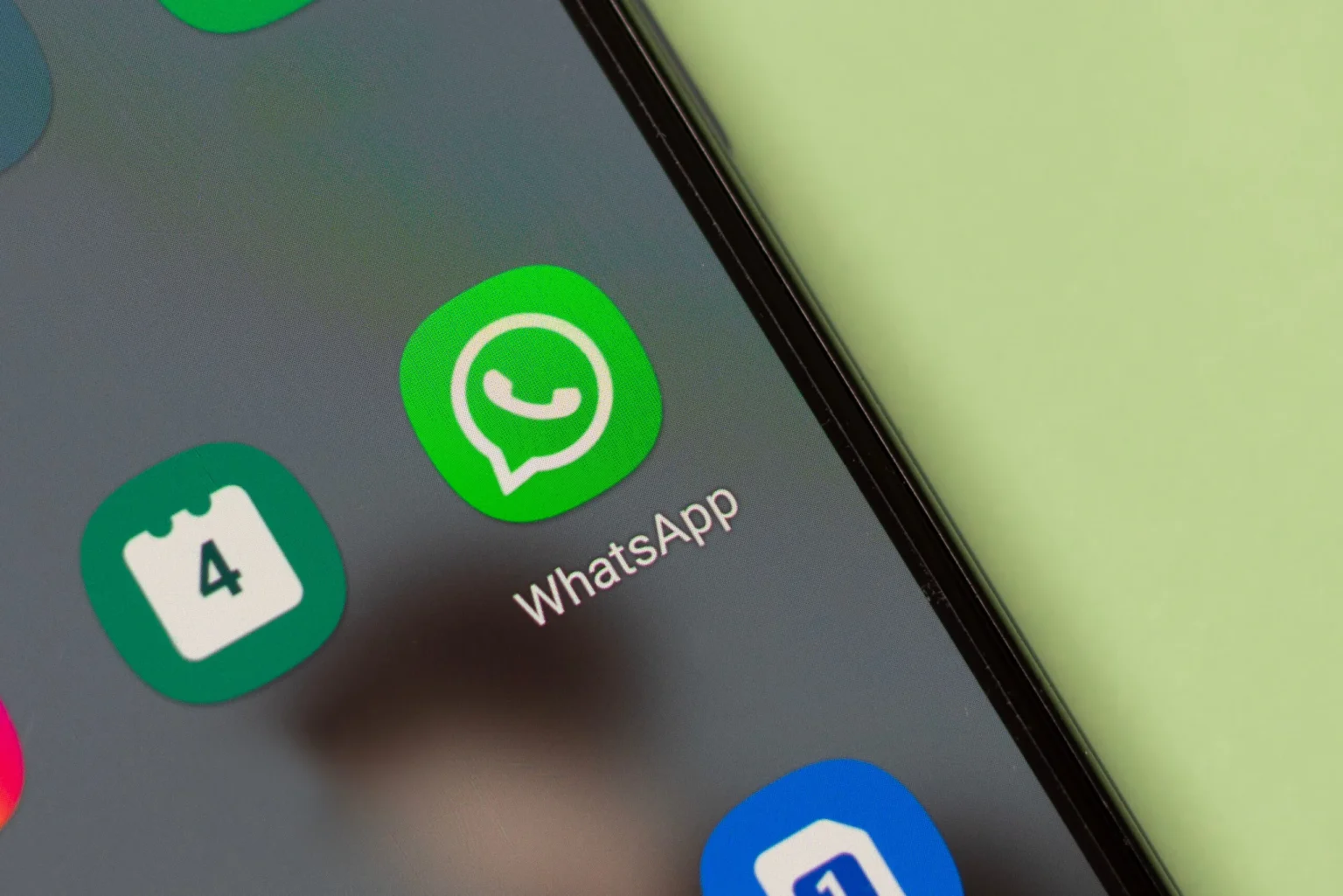 WhatsApp ukrył w stronach pomocy instrukcje dla chatbota AI: nie polecaj regulatora i nie cytuj RODO